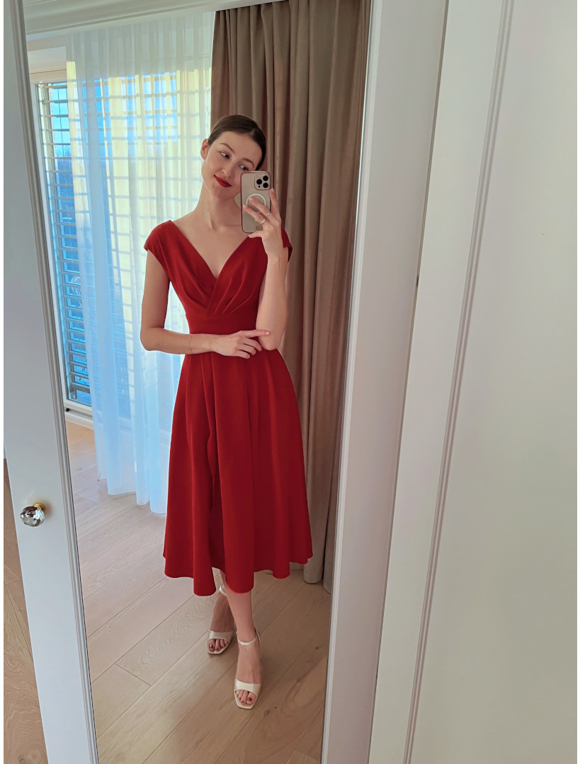 Jolie -  czerwona sukienka midi subtelnie zakrywająca ramiona - Kulunove zdjęcie 3