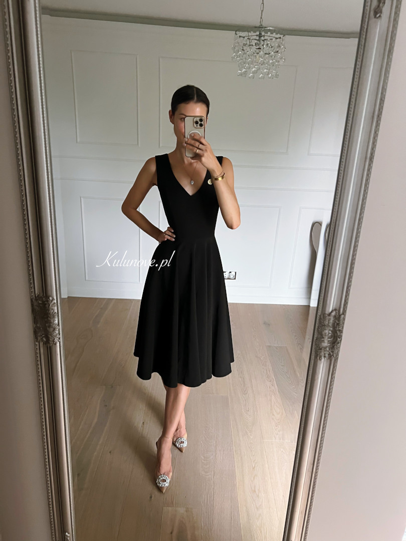 Boni - czarna prosta klasyczna sukienka za kolano na grubszych ramiączkach - Kulunove zdjęcie 1