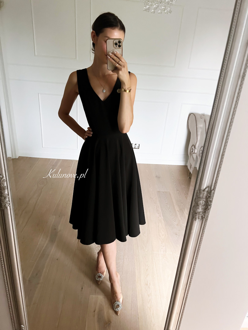 Boni - czarna prosta klasyczna sukienka za kolano na grubszych ramiączkach - Kulunove zdjęcie 4