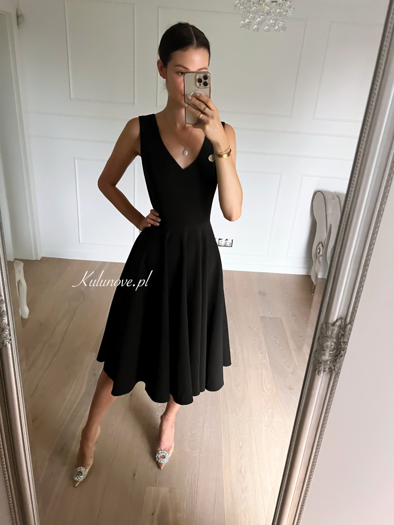 Boni - czarna prosta klasyczna sukienka za kolano na grubszych ramiączkach - Kulunove zdjęcie 2