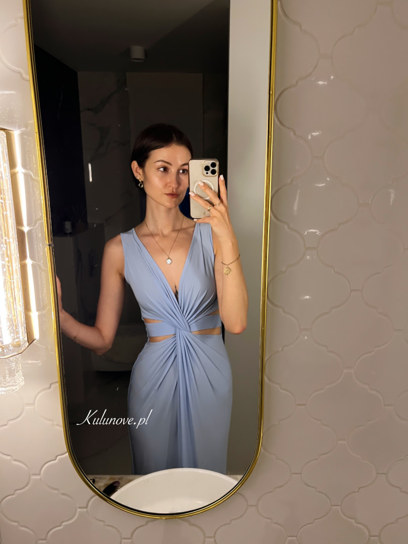 Arystea - błękitna sukienka maxi z wycięciami w pasie - Kulunove zdjęcie 4