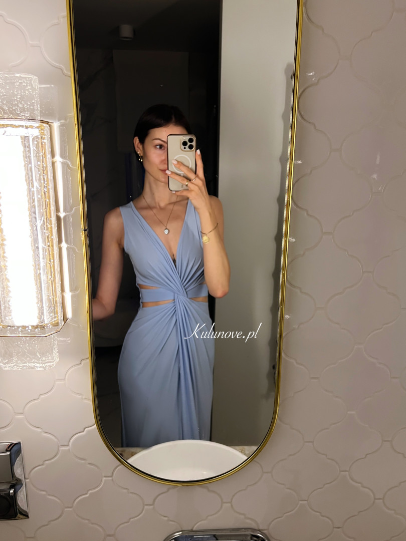 Arystea - błękitna sukienka maxi z wycięciami w pasie - Kulunove zdjęcie 2