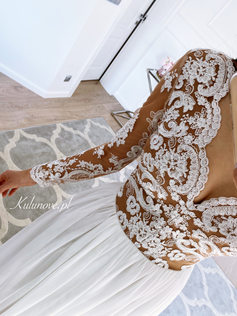 Ann - biała suknia ślubna z beżowym podbiciem - Kulunove zdjęcie 3