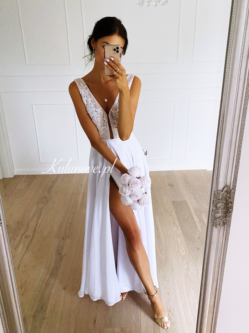Ismena - biała suknia ślubna z rozporkiem na zakładkę - Kulunove zdjęcie 2