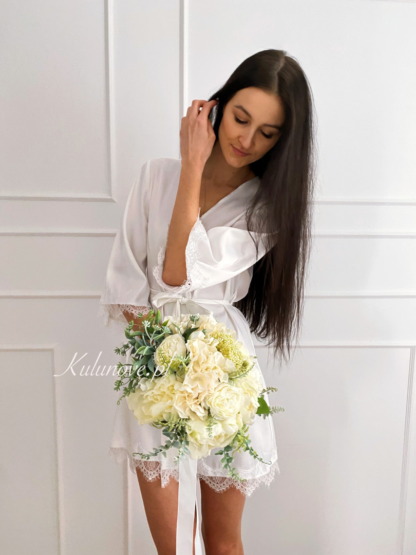 Biały satynowy szlafrok dla Panny Młodej z koronkowym wykończeniem - Kulunove zdjęcie 3