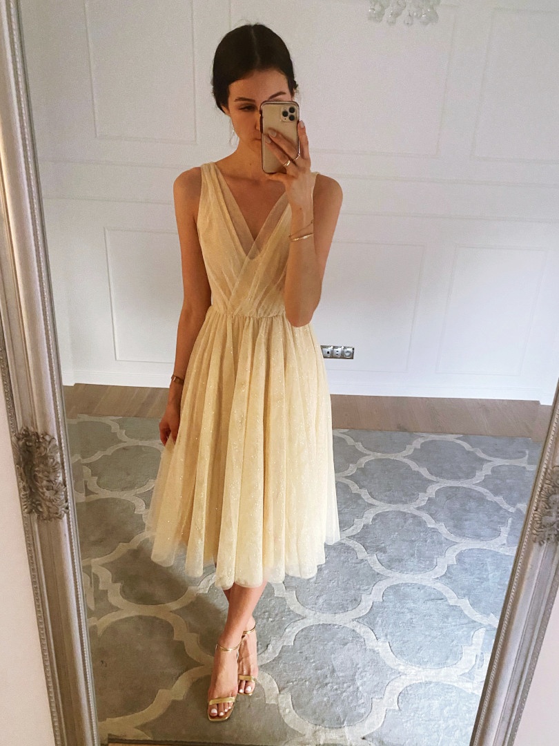 Lisa - jasnozłota tiulowa sukienka z brokatem o kroju midi - Kulunove zdjęcie 1