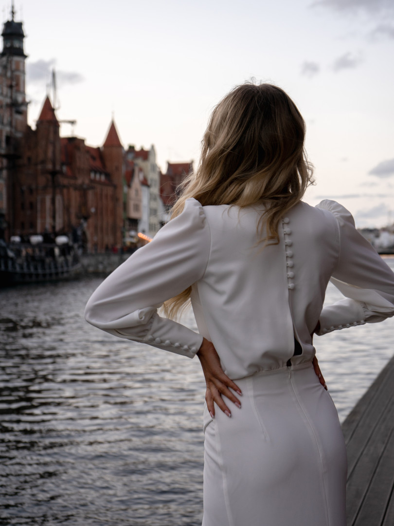 Florence - prosta elegancka sukienka na zakładkę w kolorze ecru - Kulunove zdjęcie 3