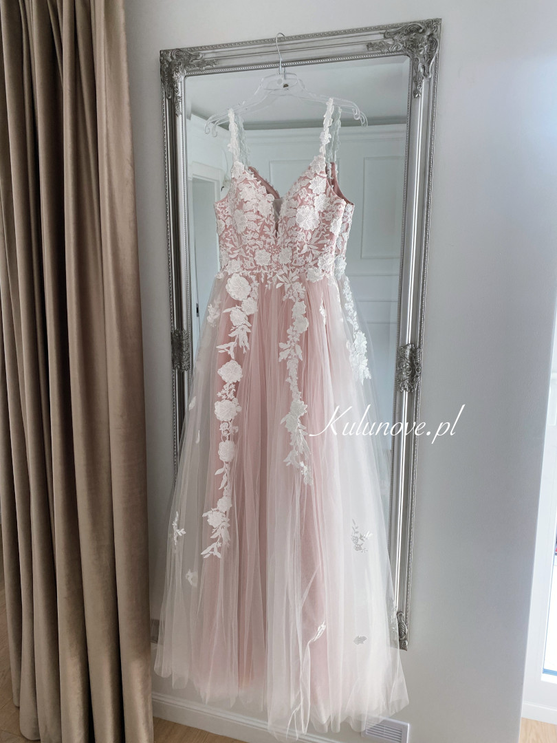 Rosalie - suknia ślubna w kolorze delikatnego różu z koronkowymi wstawkami - Kulunove zdjęcie 2