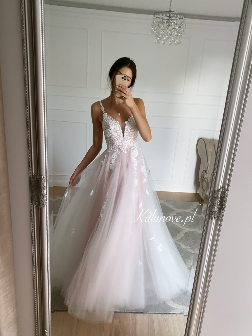 Rosalie - suknia ślubna w kolorze delikatnego różu z koronkowymi wstawkami - Kulunove zdjęcie 1