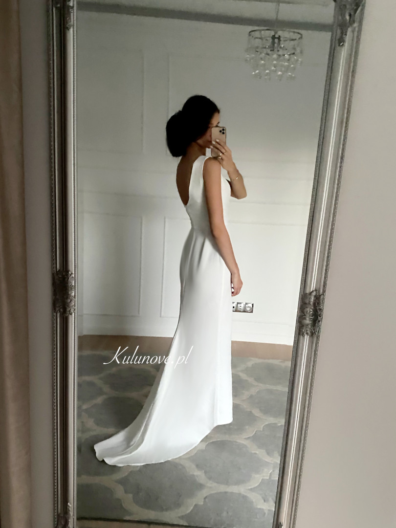 Valentina - prosta, klasyczna suknia ślubna  z trenem - Kulunove zdjęcie 3