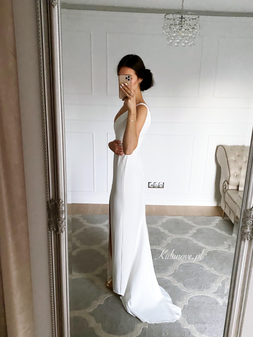 Valentina - prosta, klasyczna suknia ślubna  z trenem - Kulunove zdjęcie 2