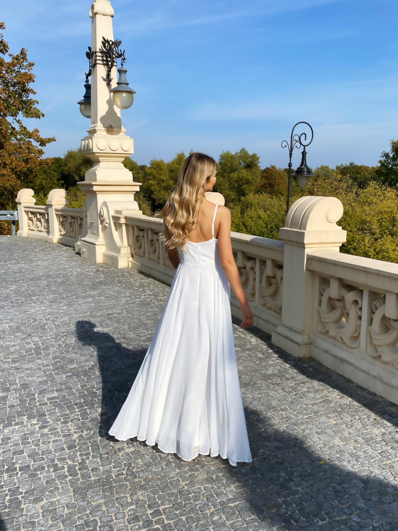 Francesca - zwiewna szyfonowa suknia ślubna na cienkich ramiączkach - Kulunove zdjęcie 4