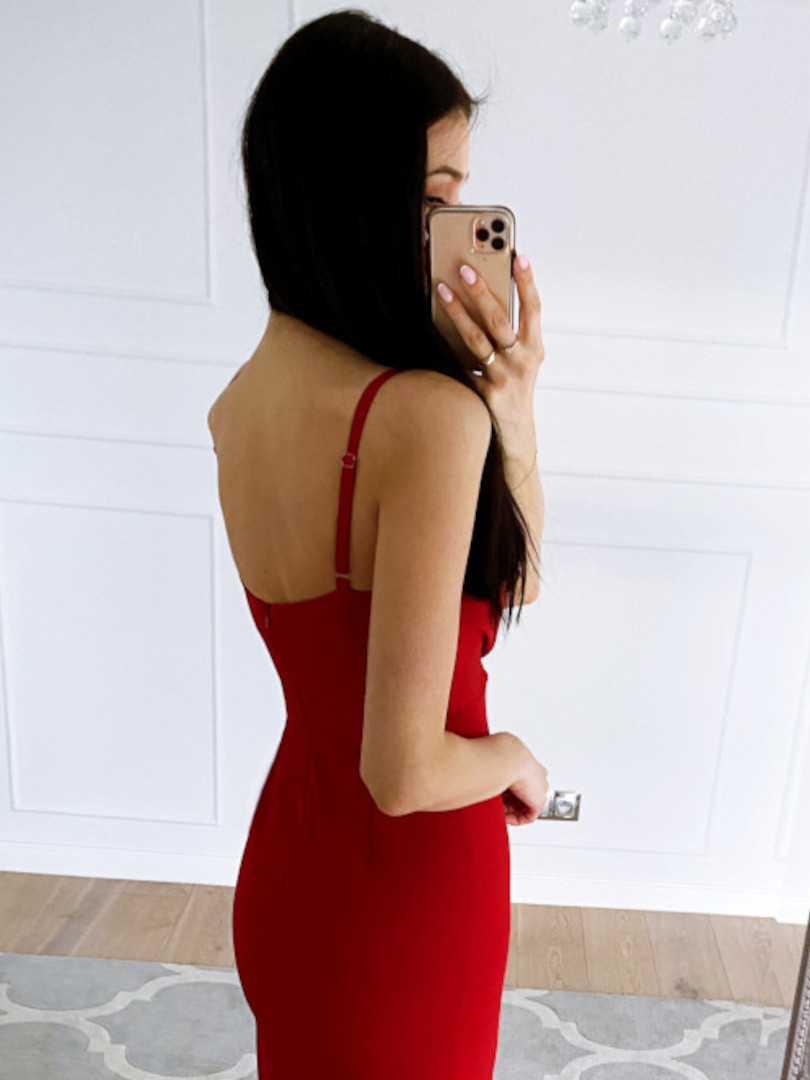 Andrea - ołówkowa czerwona sukienka przed kolano z dekoltem na zakładkę - Kulunove zdjęcie 3