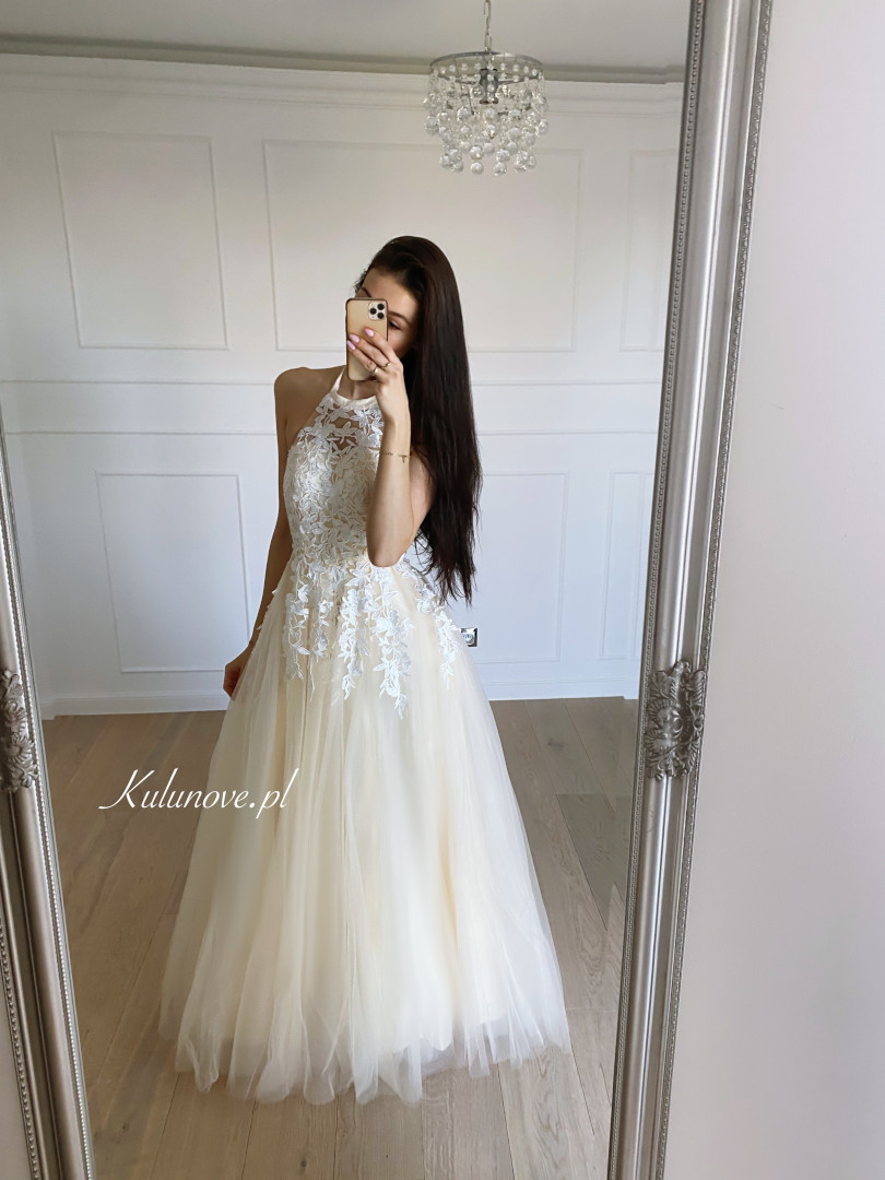 Sisi - suknia ślubna w kolorze kremowym ozdobiona biała koronką - Kulunove zdjęcie 3