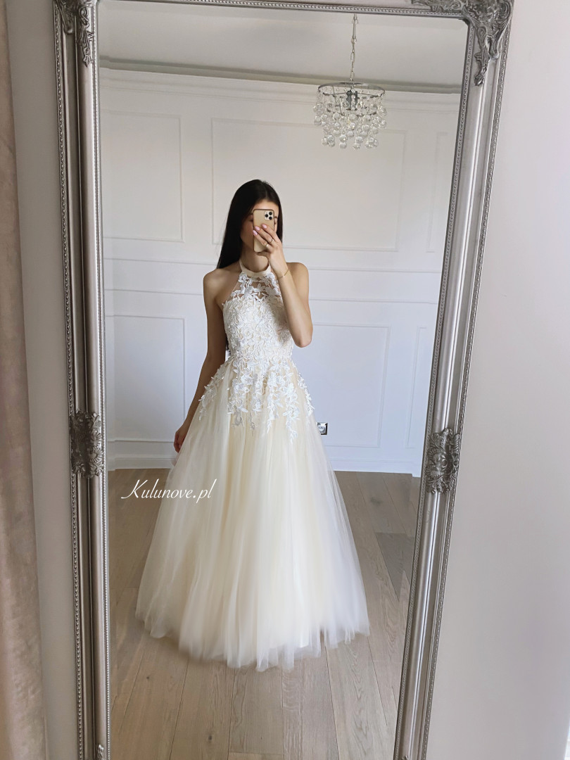 Sisi - suknia ślubna w kolorze kremowym ozdobiona biała koronką - Kulunove zdjęcie 1