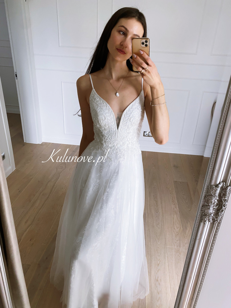 Danielle - bogato zdobiona suknia ślubna na cienkich ramiączkach z koronką - Kulunove zdjęcie 4