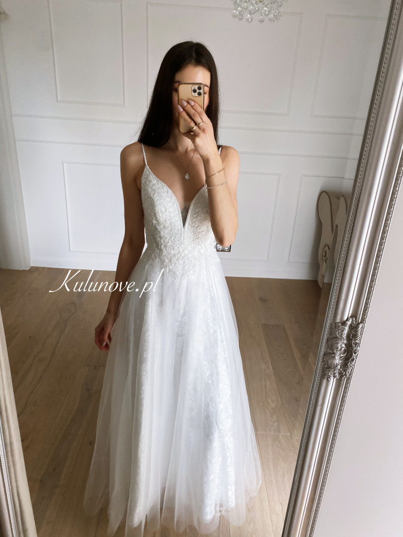 Danielle - bogato zdobiona suknia ślubna na cienkich ramiączkach z koronką - Kulunove zdjęcie 3
