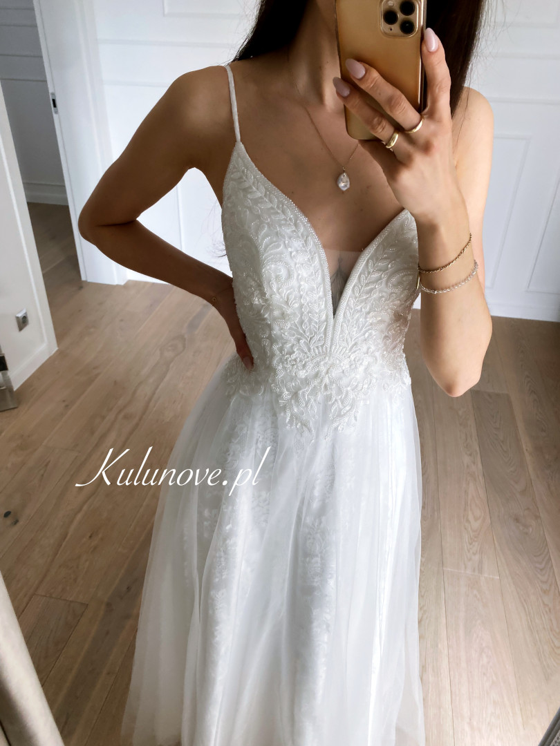 Danielle - bogato zdobiona suknia ślubna na cienkich ramiączkach z koronką - Kulunove zdjęcie 2