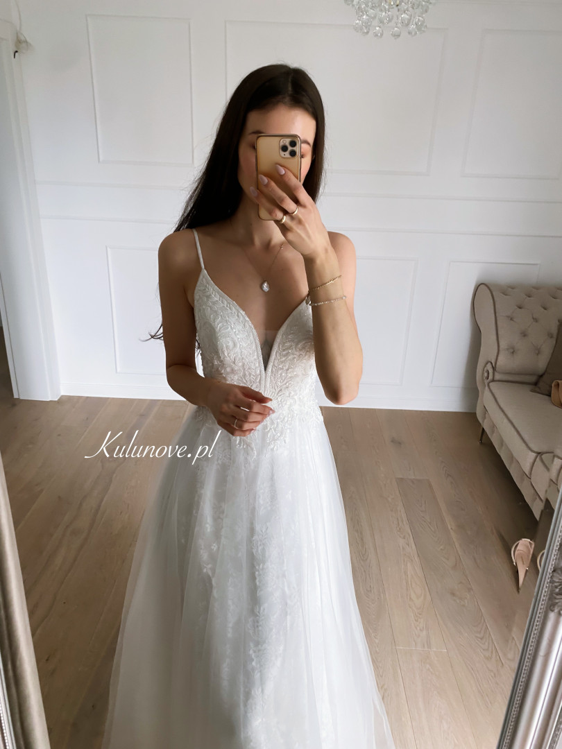 Danielle - bogato zdobiona suknia ślubna na cienkich ramiączkach z koronką - Kulunove zdjęcie 1