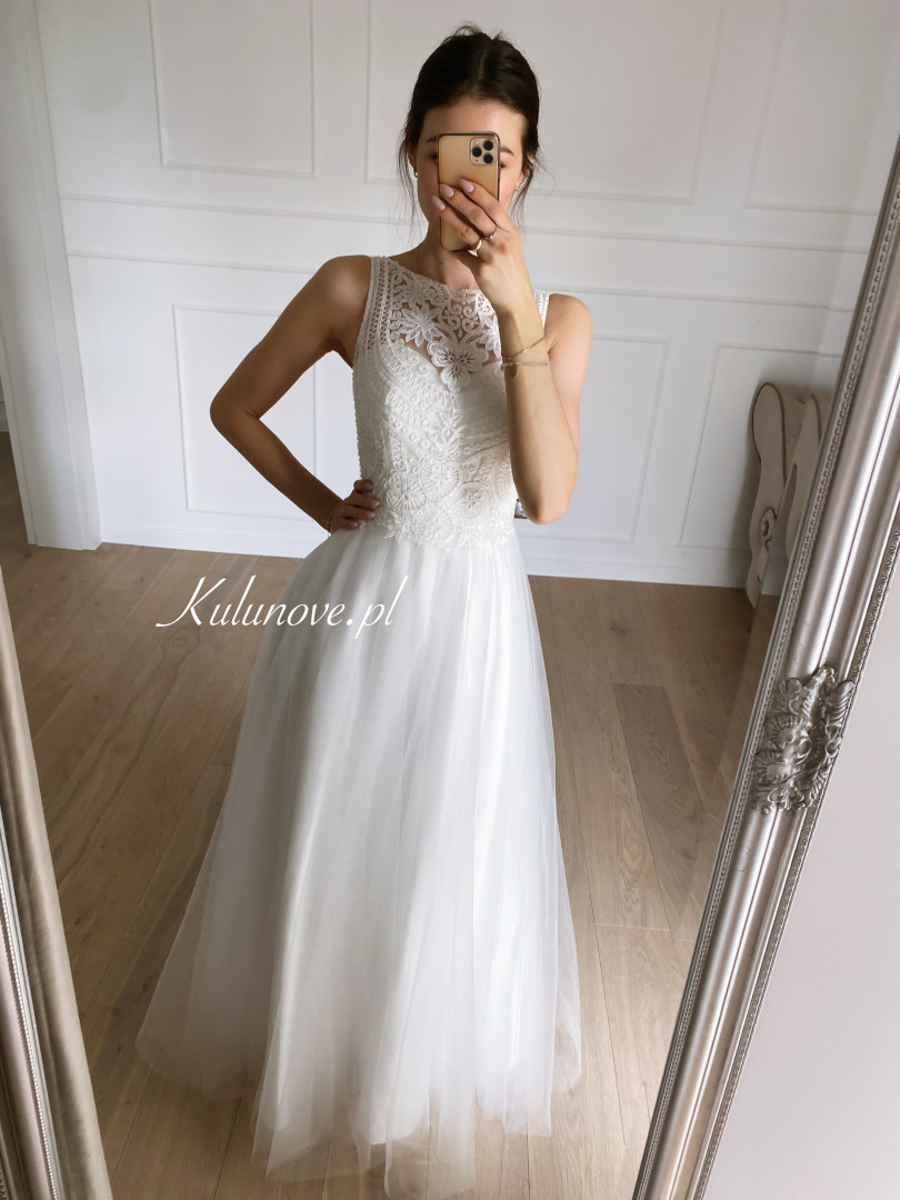 Carmen - tiulowa suknia ślubna z zabudowaną tłoczoną koronkową górą - Kulunove zdjęcie 4