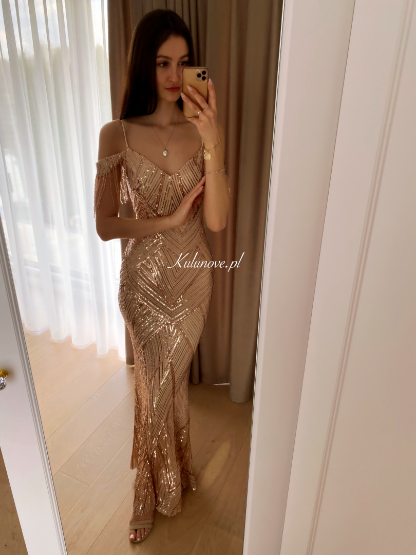 Crystal - cekinowa złota dopasowana sukienka z opadającym rękawem - Kulunove zdjęcie 1