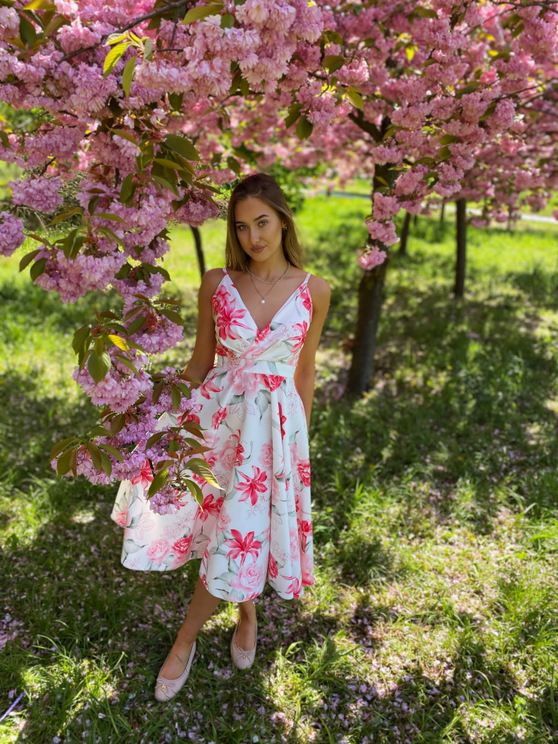 Elisabeth midi -  sukienka w różowe kwiaty na szerokim kole - Kulunove zdjęcie 3