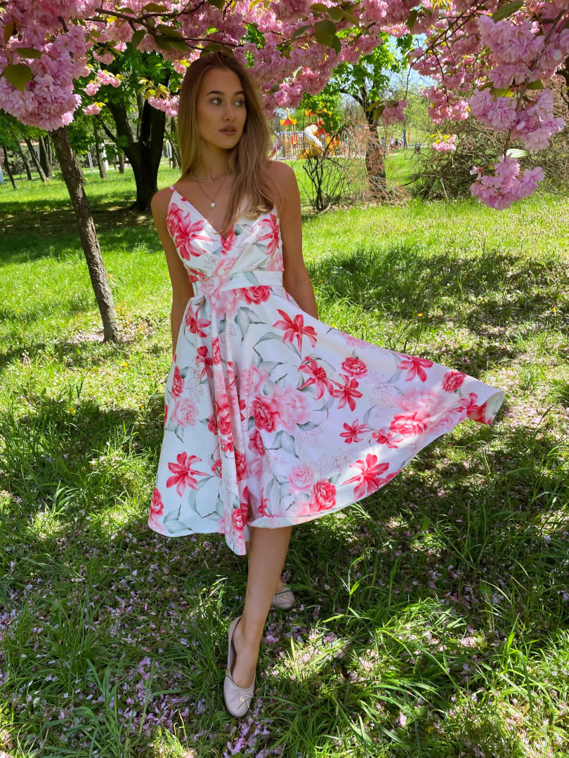 Elisabeth midi -  sukienka w różowe kwiaty na szerokim kole - Kulunove zdjęcie 2
