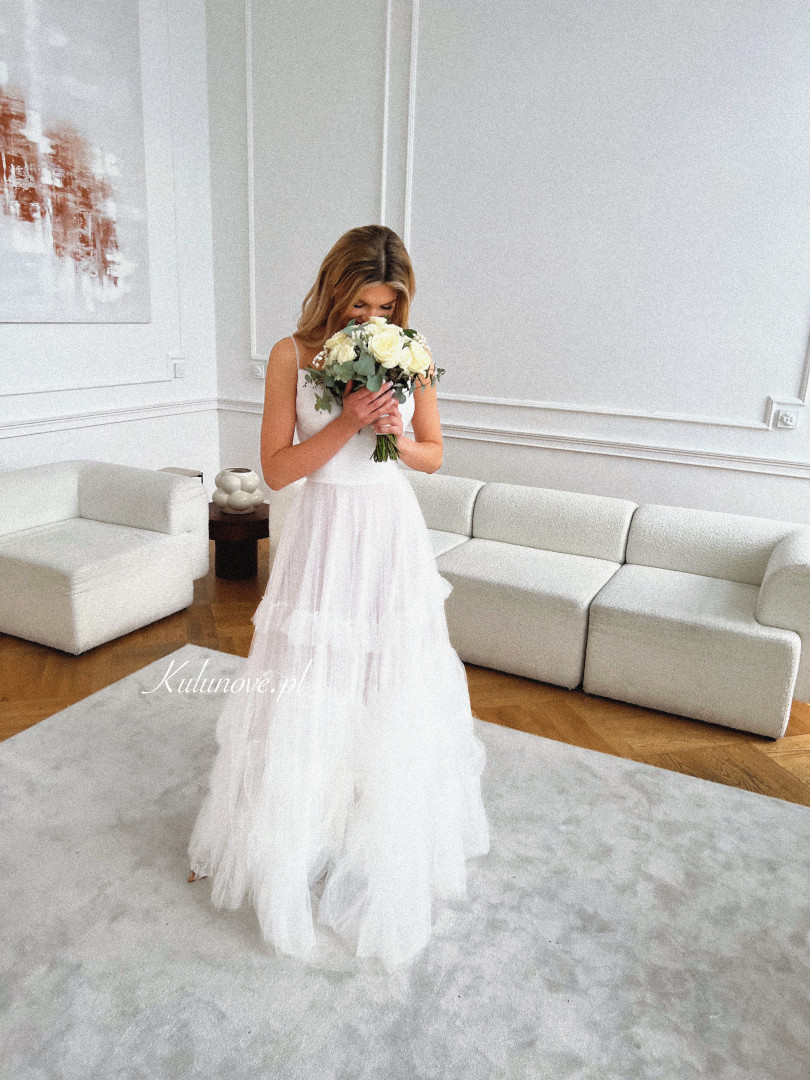 Stella- tiulowa suknia ślubna ecru z plisowanym gorsetem i falbanami - Kulunove zdjęcie 1