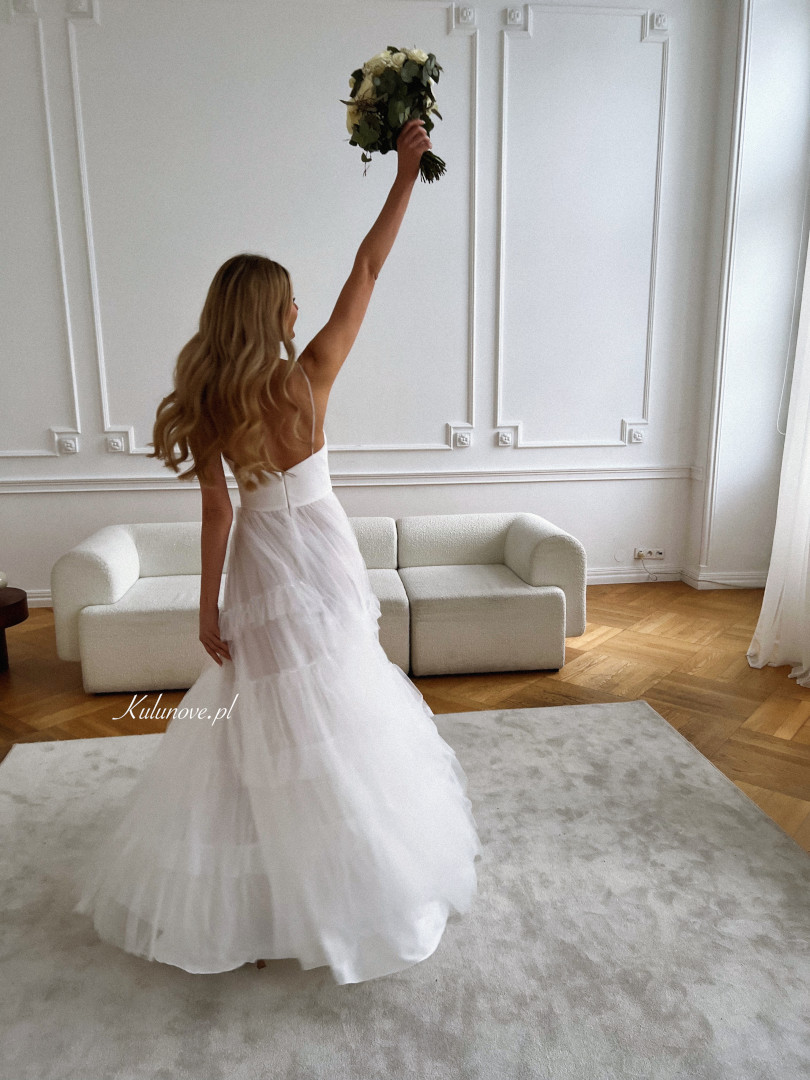 Stella- tiulowa suknia ślubna ecru z plisowanym gorsetem i falbanami - Kulunove zdjęcie 3