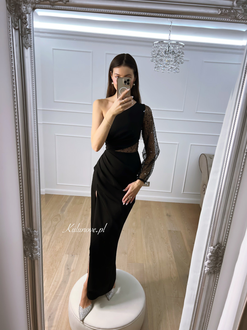 Leticia - długa czarna sukienka na jedno ramię z ozdobnym rękawem - Kulunove zdjęcie 4