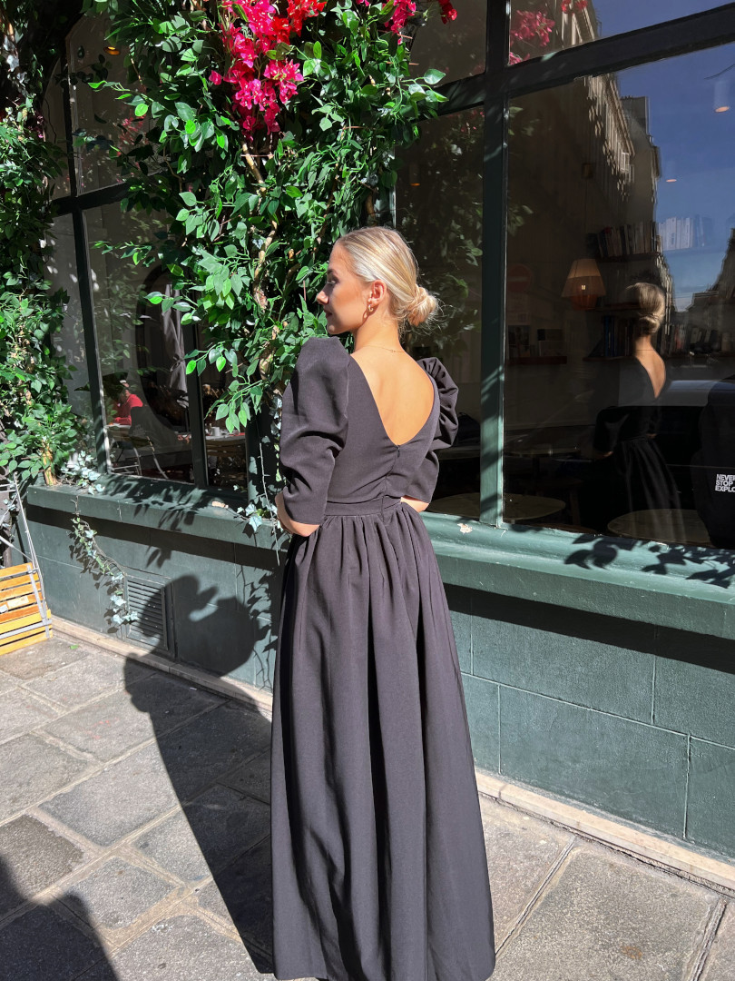 Laurell - czarna sukienka maxi z głębokim dekoltem z bufkami - Kulunove zdjęcie 4