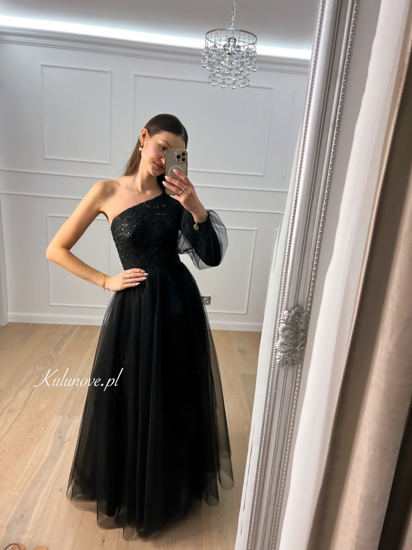 Tiana - czarna tiulowa sukienka maxi w stylu księżniczki na jedno ramię z koronkową górą - Kulunove zdjęcie 2