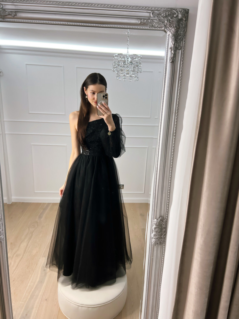 Tiana - czarna tiulowa sukienka maxi w stylu księżniczki na jedno ramię z koronkową górą - Kulunove zdjęcie 3