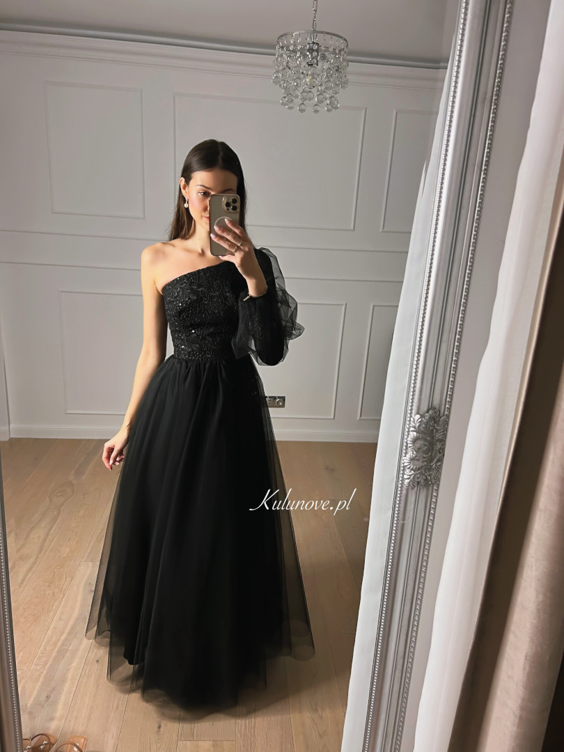 Tiana - czarna tiulowa sukienka maxi w stylu księżniczki na jedno ramię z koronkową górą - Kulunove zdjęcie 4