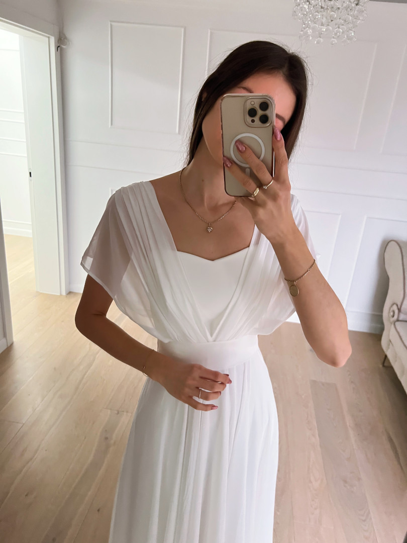 Vivienne - prosta szyfonowa suknia ślubna z zakrytymi ramionami - Kulunove zdjęcie 2