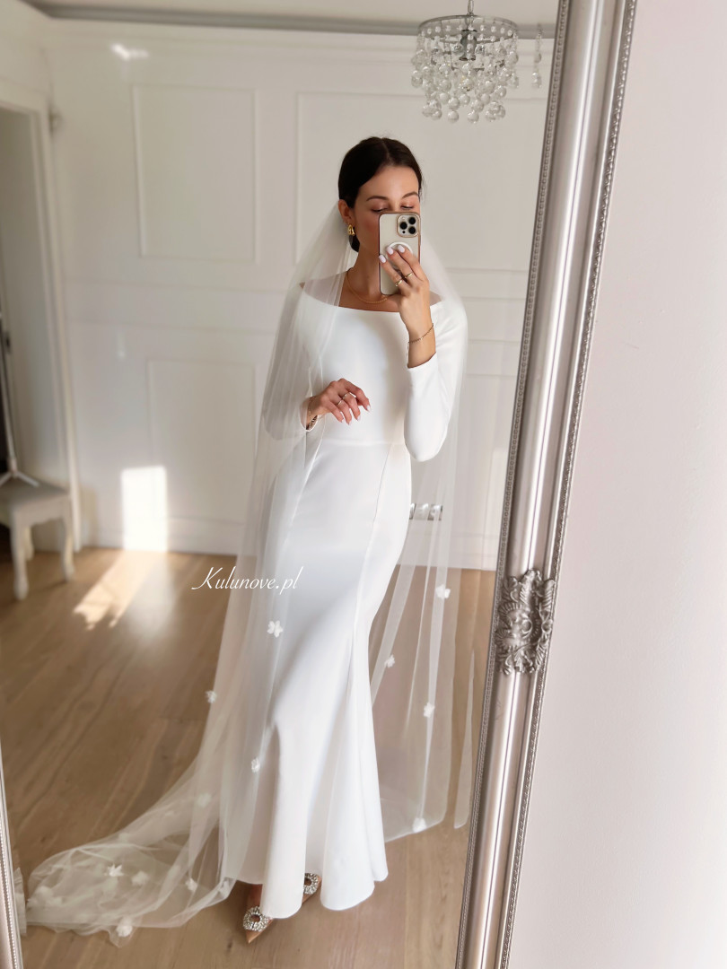 Charlene - prosta elegancka dopasowana suknia ślubna na długi rękaw z dekoltem w łódkę - Kulunove zdjęcie 2