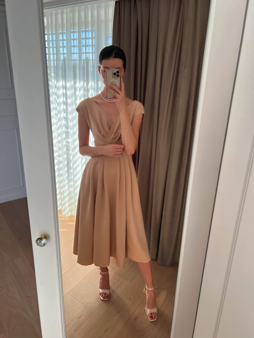 Jolie -  beżowa sukienka średniej długości delikatnie zakrywająca ramiona - Kulunove zdjęcie 1