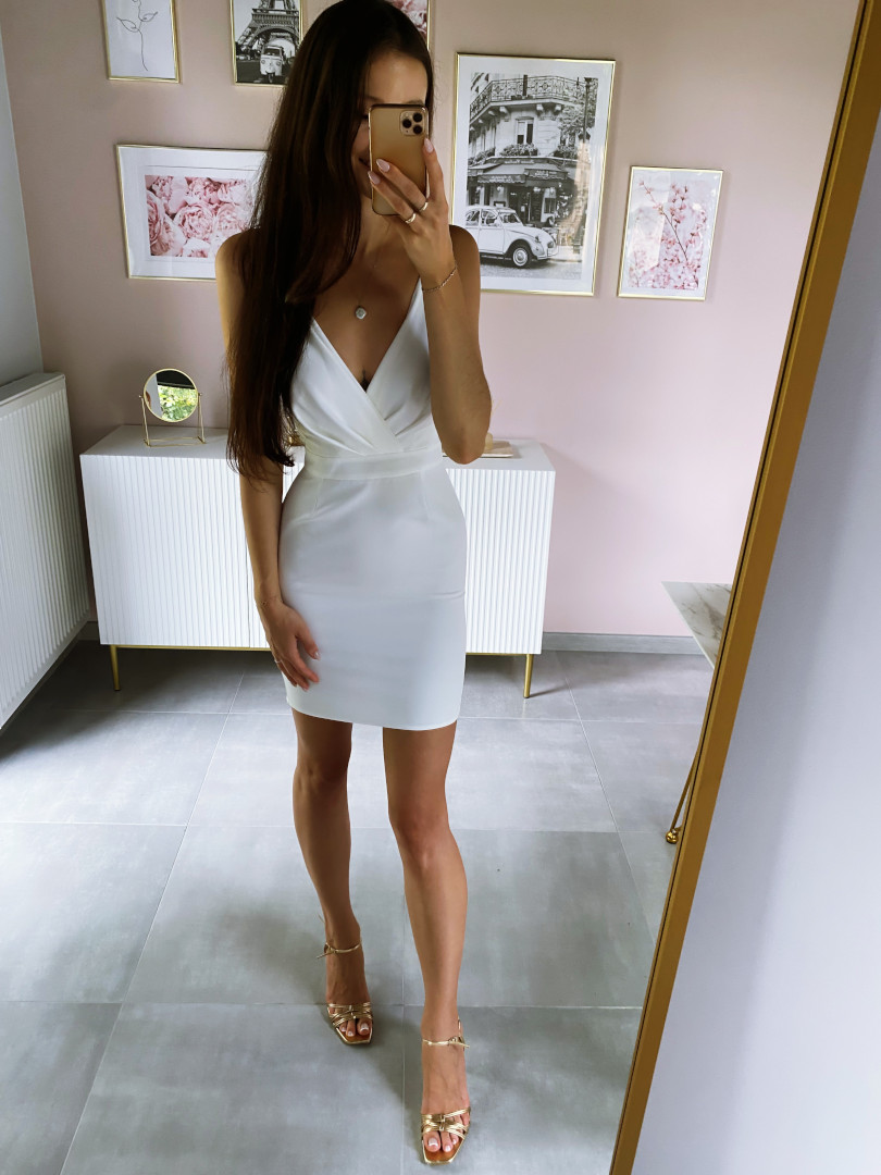 Andrea - elegancka krótka dopasowana biała sukienka na ramiączkach - Kulunove zdjęcie 2