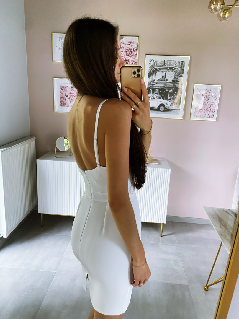 Andrea - elegancka krótka dopasowana biała sukienka na ramiączkach - Kulunove zdjęcie 4