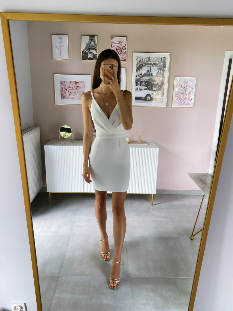Andrea - elegancka krótka dopasowana biała sukienka na ramiączkach - Kulunove zdjęcie 3