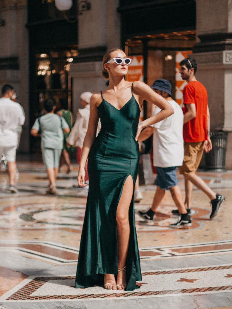 Milano - długa suknia z głębokim dekoltem na plecach w kolorze eleganckiej zieleni - Kulunove zdjęcie 1