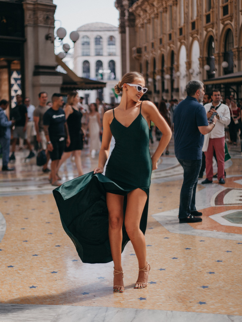 Milano - długa suknia z głębokim dekoltem na plecach w kolorze eleganckiej zieleni - Kulunove zdjęcie 4