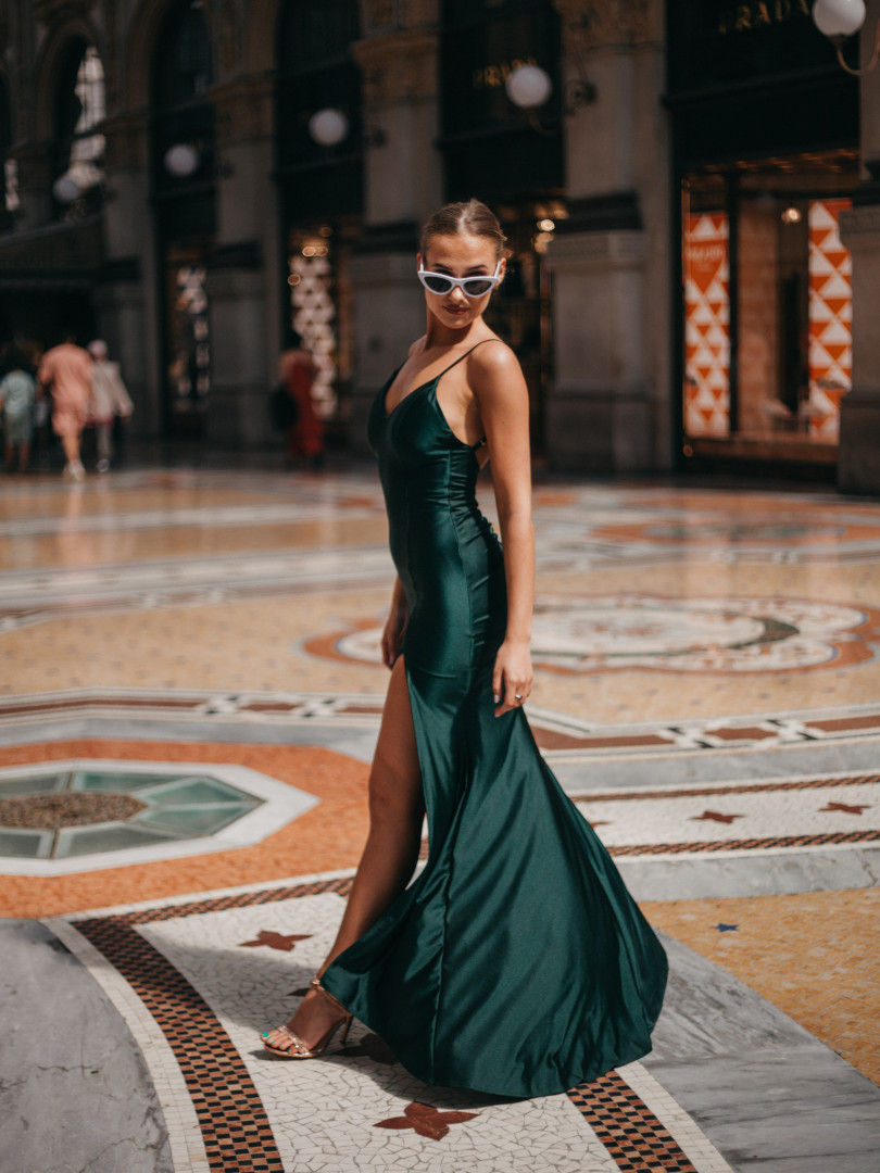 Milano - długa suknia z głębokim dekoltem na plecach w kolorze eleganckiej zieleni - Kulunove zdjęcie 3