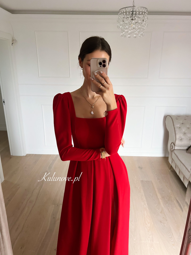 Bonita - czerwona suknia maxi na długi rękaw z dekoltem caro - Kulunove zdjęcie 3