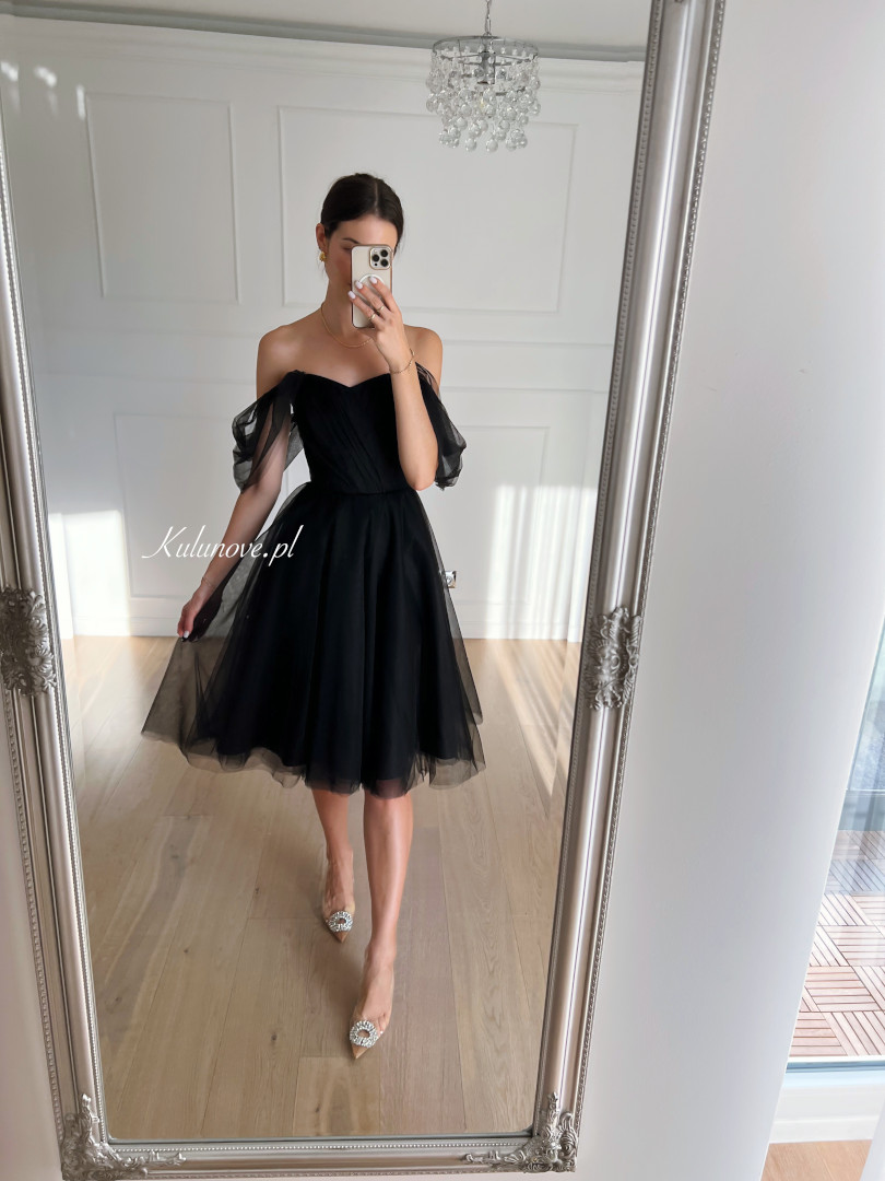 Selena -  czarna tiulowa sukienka midi z opadającym  rękawem - Kulunove zdjęcie 3