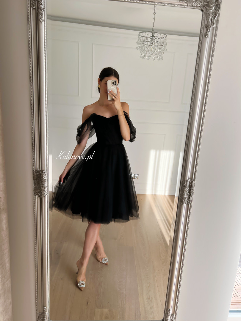 Selena -  czarna tiulowa sukienka midi z opadającym  rękawem - Kulunove zdjęcie 1