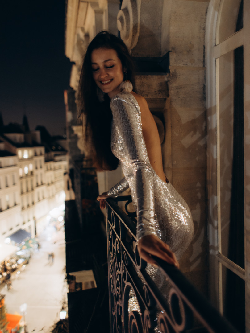 Gisele - srebrna sukienka maxi z głębokim dekoltem na plecach - Kulunove zdjęcie 1