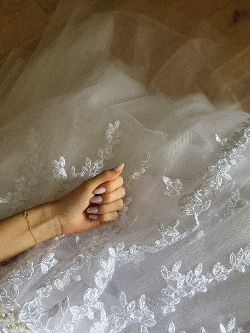 Luna - obszerna tiulowa suknia ślubna księżniczka premium z koronkową górą i ozdobnym pasem w talii - Kulunove zdjęcie 2