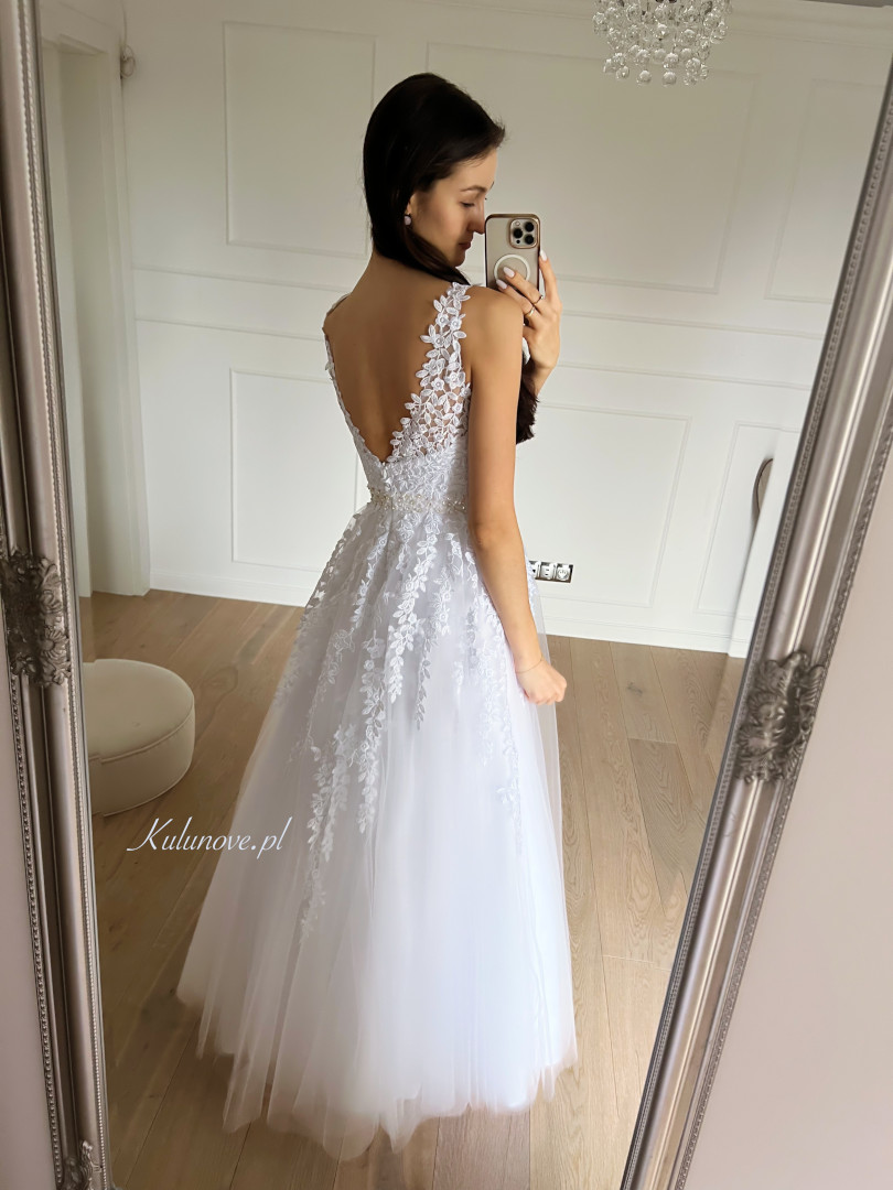 Luna - obszerna tiulowa suknia ślubna księżniczka premium z koronkową górą i ozdobnym pasem w talii - Kulunove zdjęcie 4