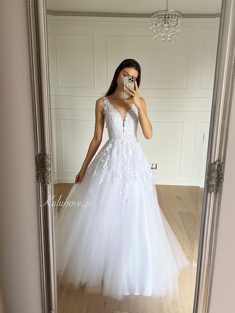 Luna - obszerna tiulowa suknia ślubna księżniczka premium z koronkową górą i ozdobnym pasem w talii - Kulunove zdjęcie 1